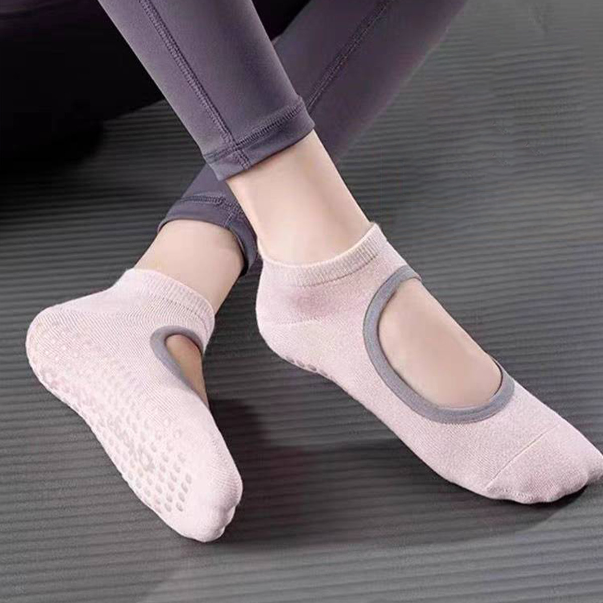 Non-Slip Yoga Socks for Women  - Yoga & Fitness With Denise のレビューと価格